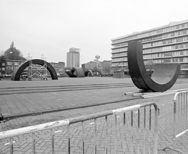 885131 Afbeelding van het plaatsen van het kunstwerk No. 45 van André Volten bij de ingang van de Jaarbeurs aan de ...